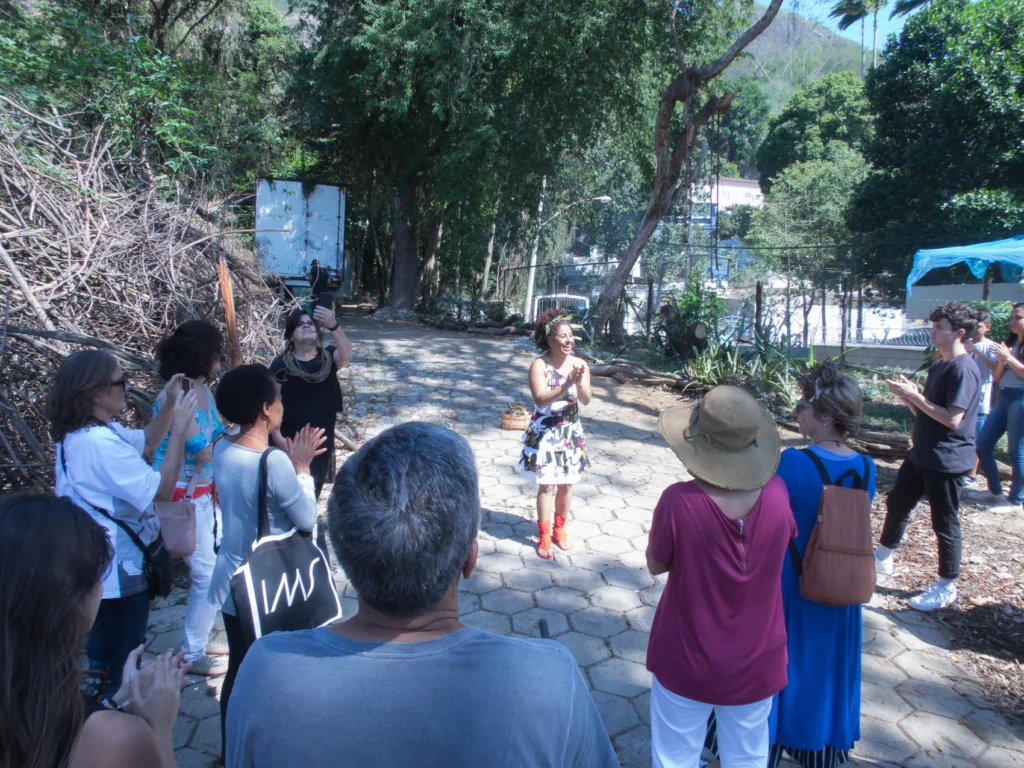 Estação de Escuta e Espreita - Galeria Auxiliar 8